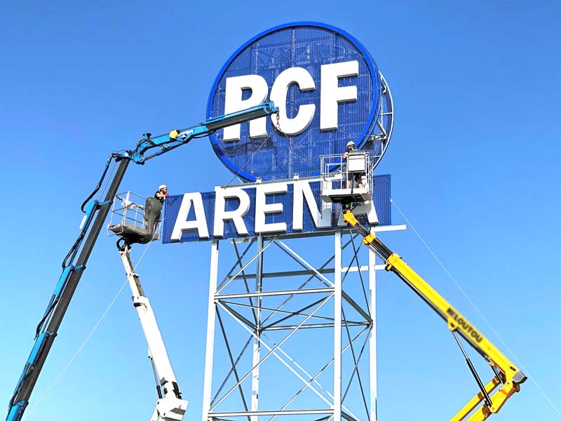 installazione insegna scatolata rcf arena reggio emilia