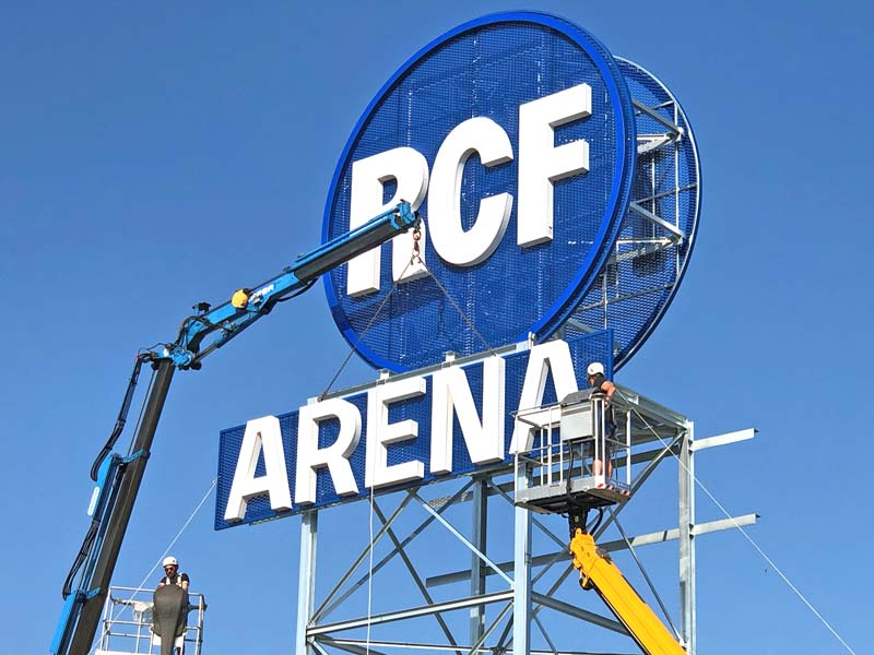 installazione insegna scatolata rcf arena reggio emilia
