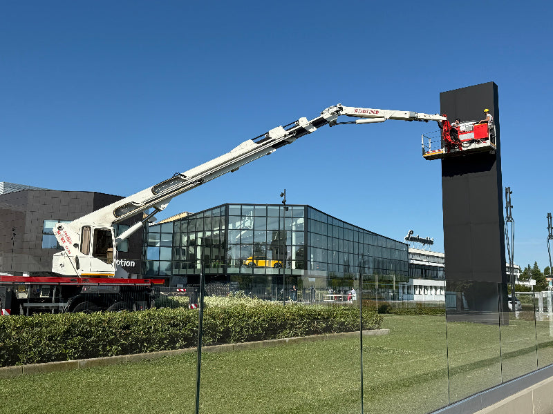 installazione logo luminoso lamborghini bologna