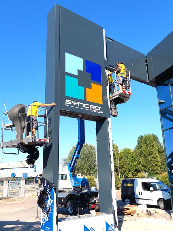 installazione totem luminoso aziendale plantech modena