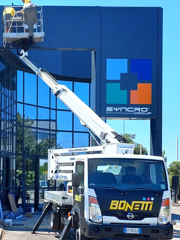 installazione totem luminoso aziendale plantech modena