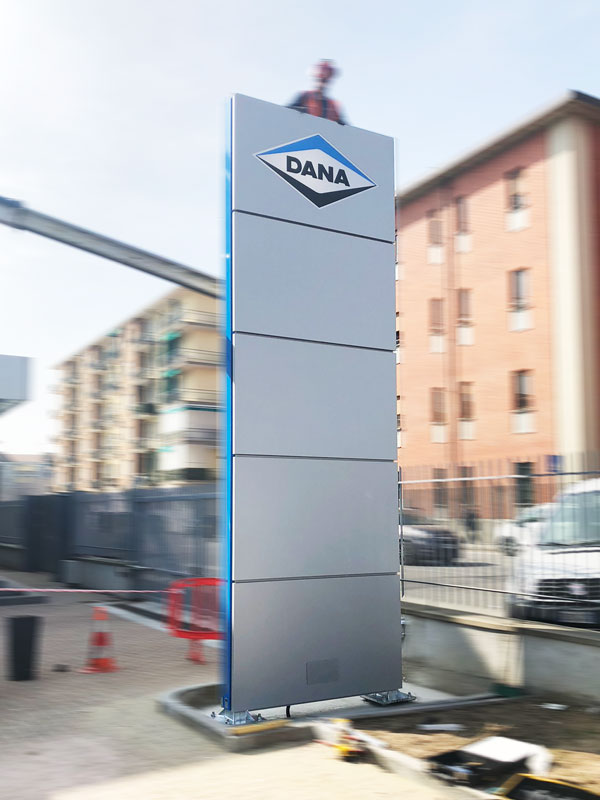 installazione totem luminoso dana spa torino
