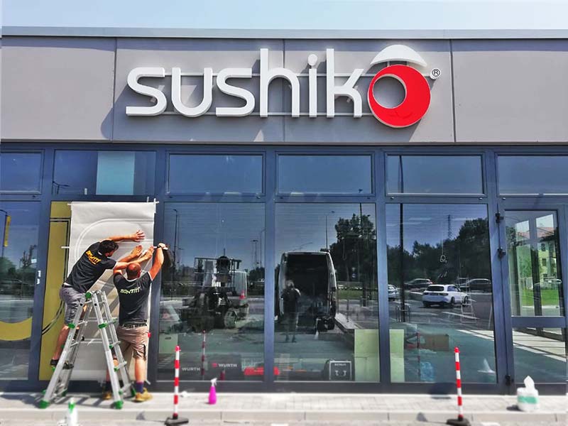 installazione vetrofanie esterne sushiko brescia