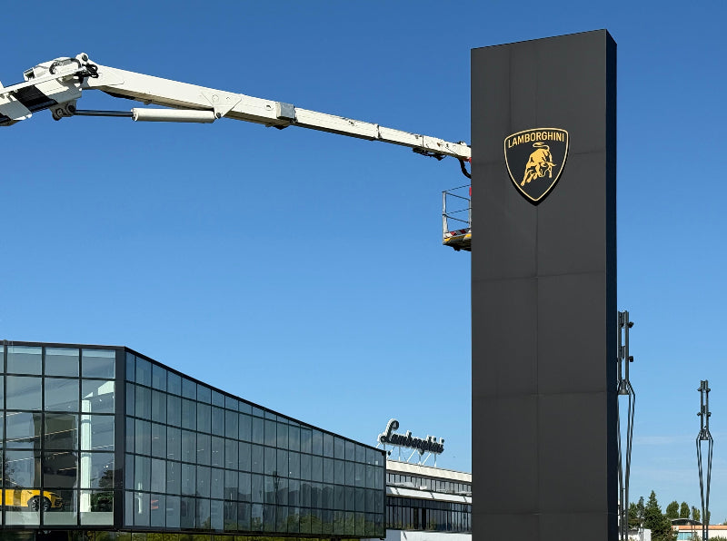 lamborghini nuovi loghi luminosi scatolari bologna