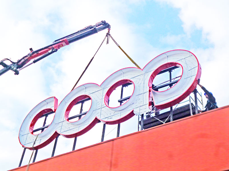montaggio insegna luminosa scatolare coop centro commerciale meridiana reggio emilia