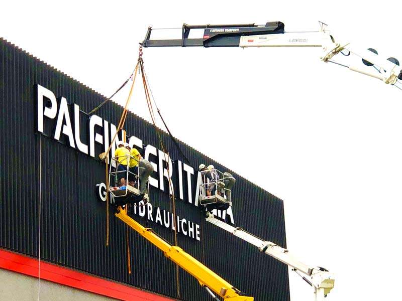 montaggio insegna luminosa scatolare ferrari palfinger spa reggio emilia