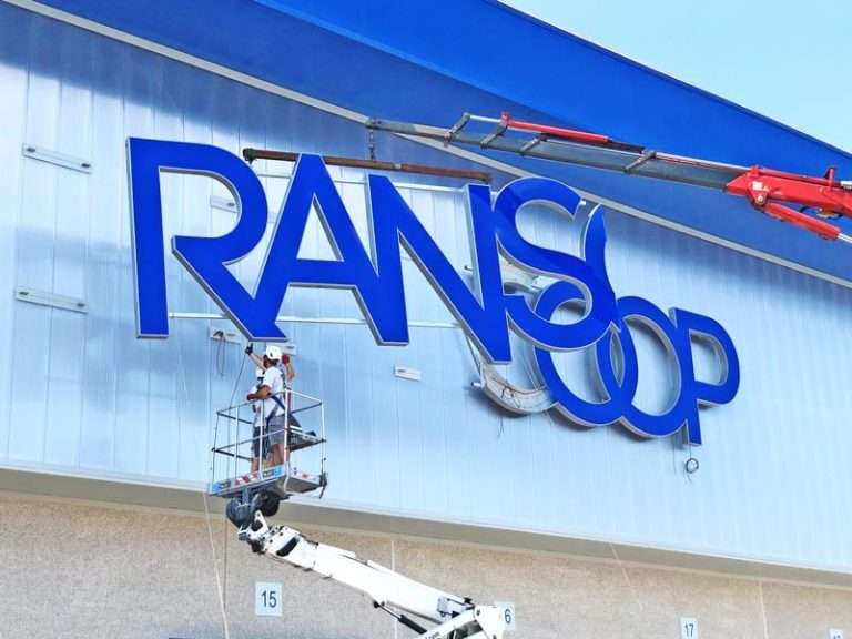 montaggio insegna scatolare transcoop reggio emilia