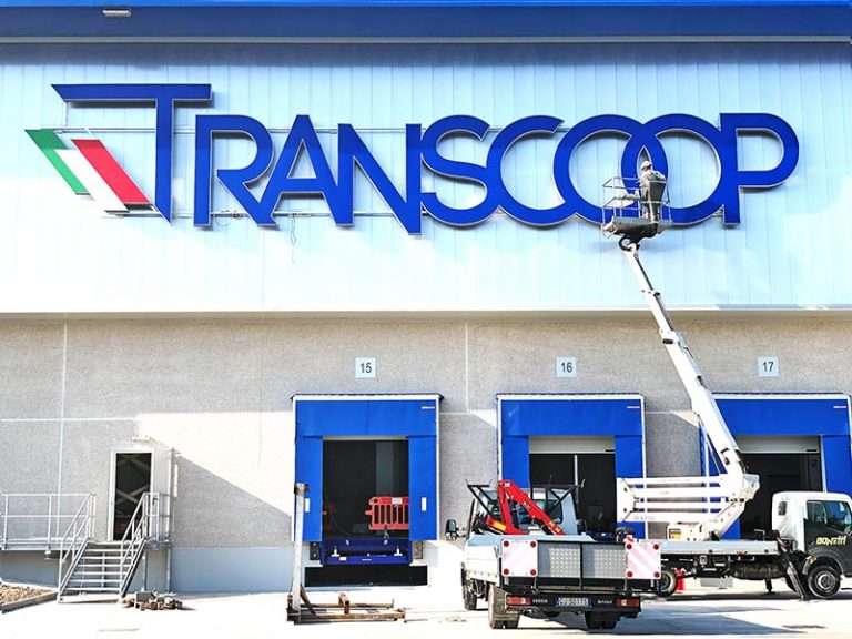 montaggio insegna scatolare transcoop reggio emilia