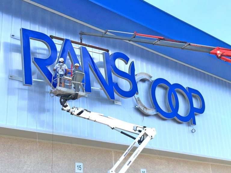 montaggio insegna scatolare transcoop reggio emilia