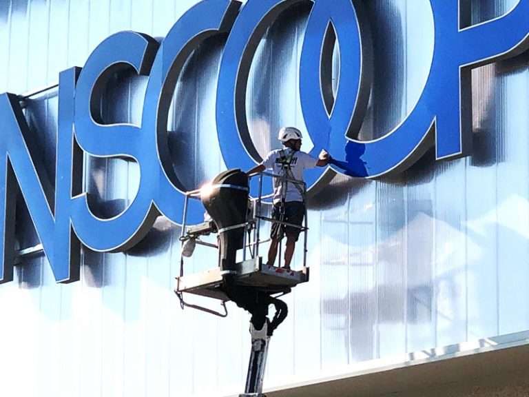 montaggio insegna scatolare transcoop reggio emilia