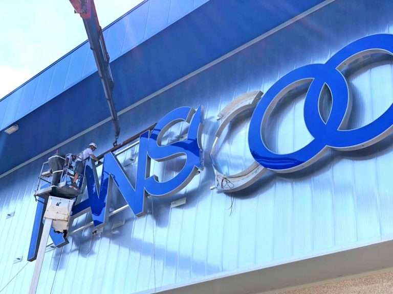 montaggio insegna scatolare transcoop reggio emilia