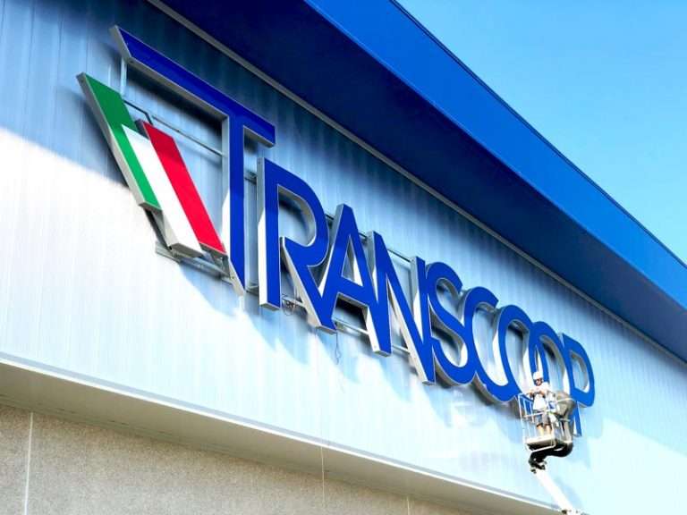 montaggio insegna scatolare transcoop reggio emilia