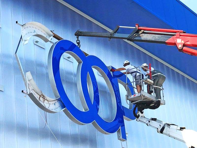 montaggio insegna scatolare transcoop reggio emilia