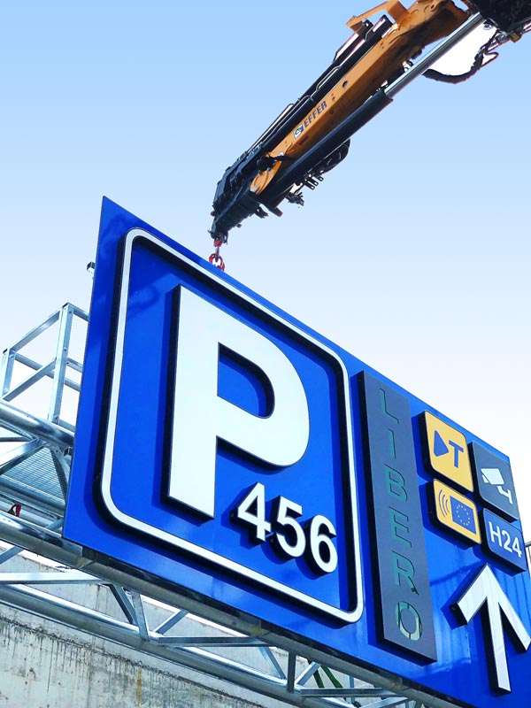 montaggio portale segnaletico luminoso terminal one spa stazione alta velocità reggio emilia