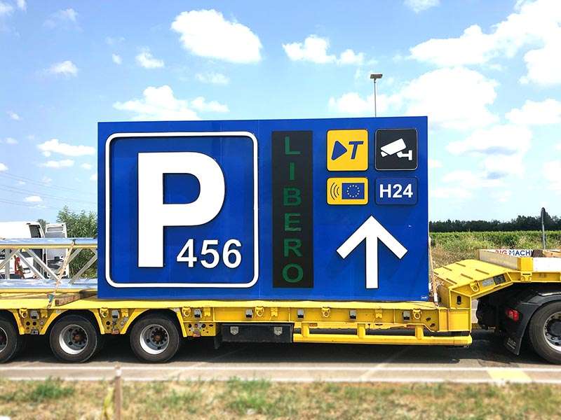 montaggio portale segnaletico luminoso terminal one spa stazione alta velocità reggio emilia