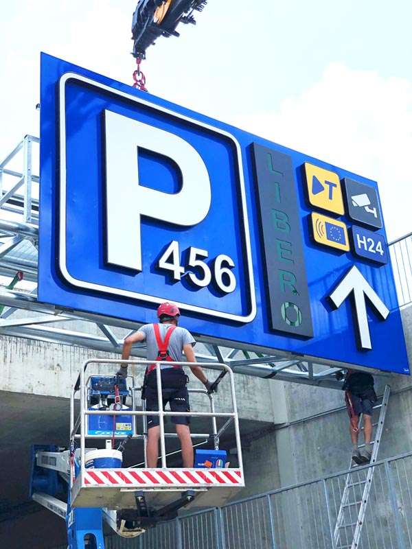 montaggio portale segnaletico luminoso terminal one spa stazione alta velocità reggio emilia