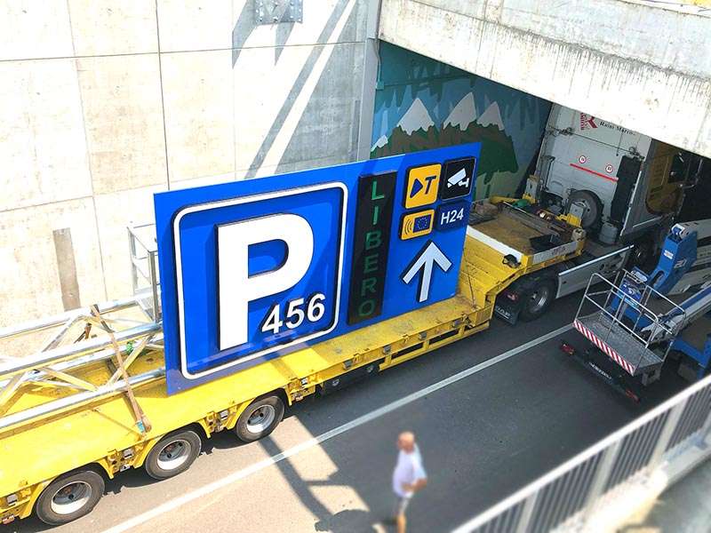 montaggio portale segnaletico luminoso terminal one spa stazione alta velocità reggio emilia