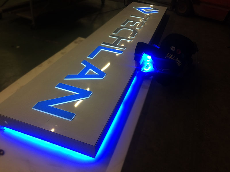 produzione box luminoso alluminio traforato techlan srl carpi