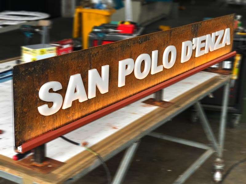 produzione insegna lettere metacrilato su corten per rotatoria san polo d'enza