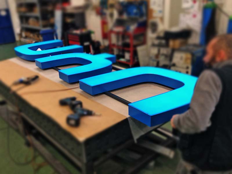 produzione insegna luminosa aziendale uyn cremona