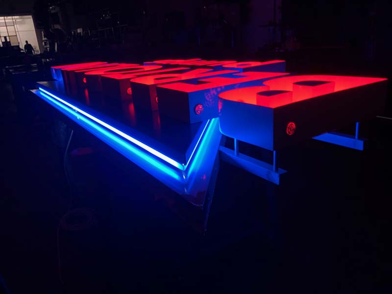 produzione insegna luminosa bertolini pumps reggio emilia