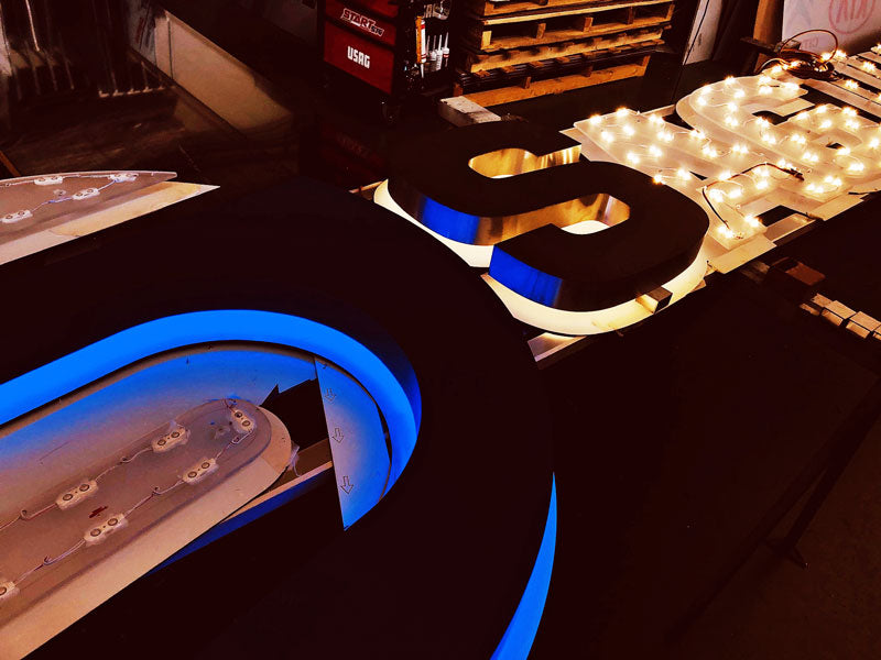produzione insegna luminosa in acciaio sag group novellara