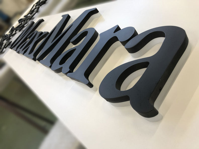 produzione insegna luminosa retroilluminata per interni max mara reggio emilia