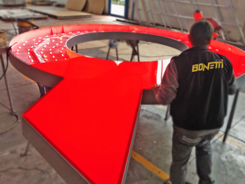 produzione insegna luminosa scatolare qui centro del colore brescia