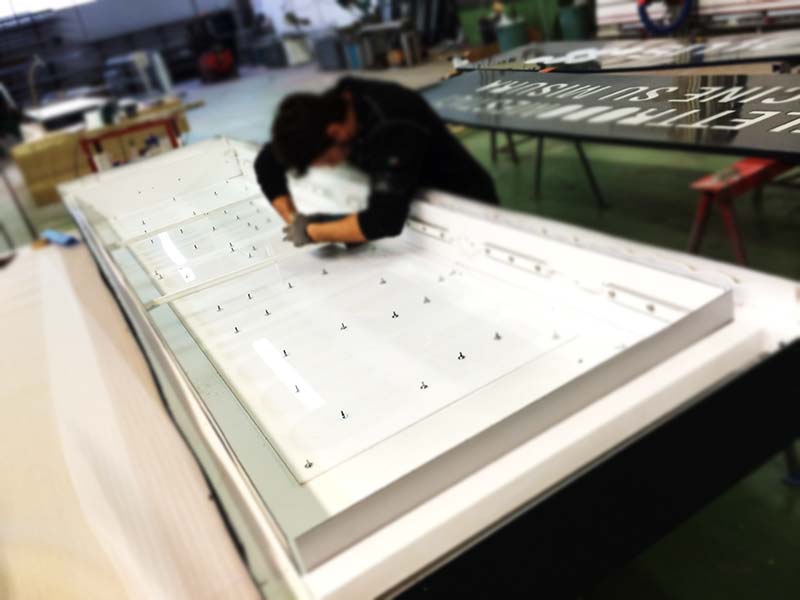 produzione insegna luminosa smeg reggio emilia