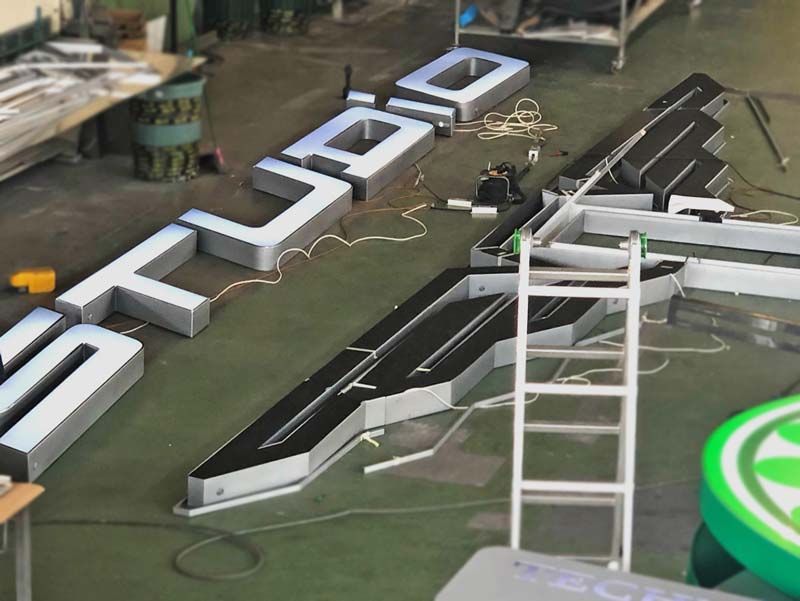 produzione insegna scatolare studio 1 automazioni reggio emilia