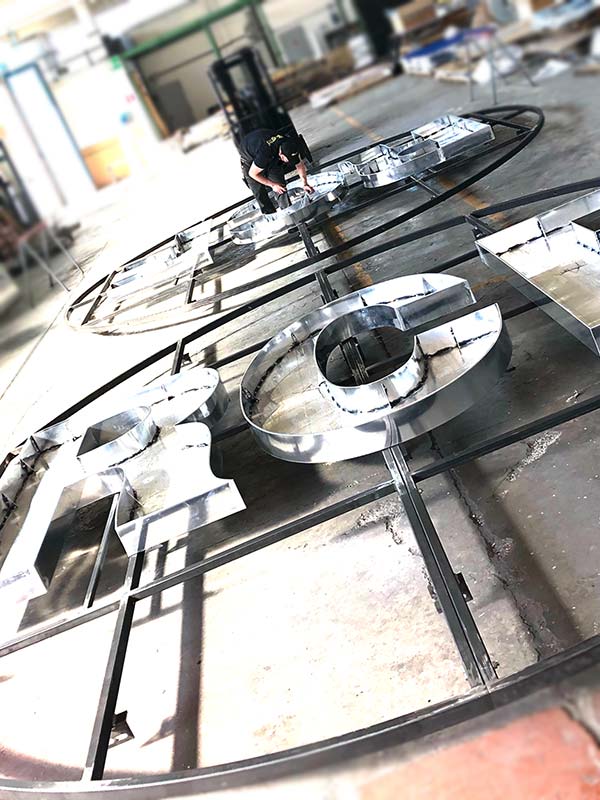 produzione insegna scatolata rcf arena reggio emilia