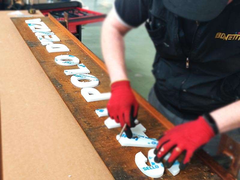 produzione lettere metacrilato su corten per rotatoria san polo d'enza