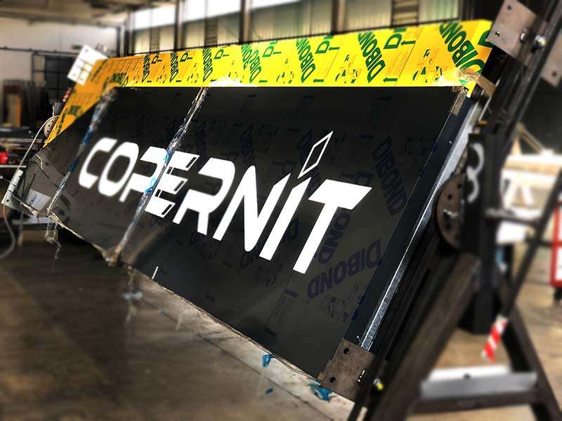 produzione totem aziendale luminoso copernit spa pegognaga