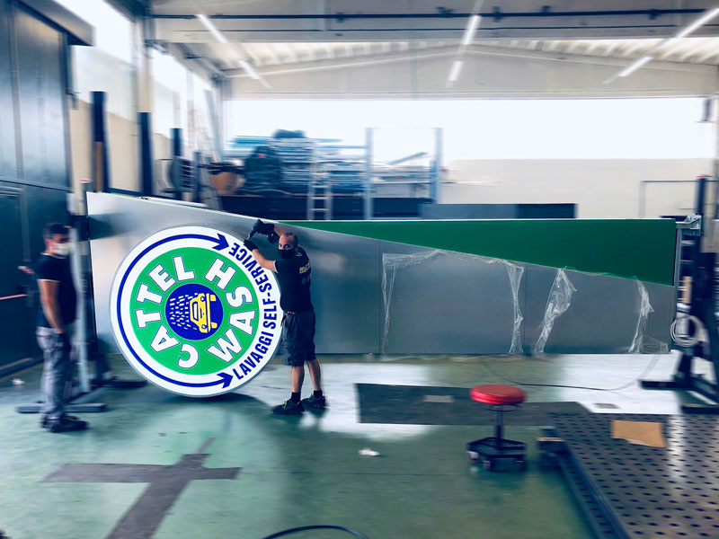 produzione totem luminoso cattel wash ferrara