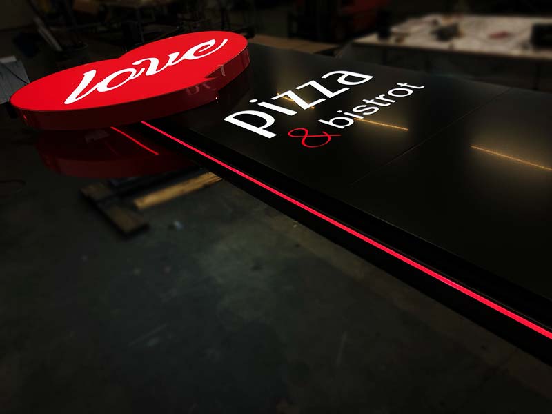 produzione totem luminoso con logo scatolare love pizza reggio emilia