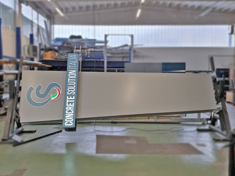 produzione totem luminoso concrete solution mantova