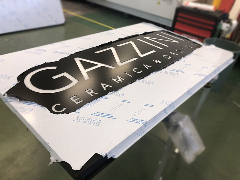 produzione totem luminoso gazzini ceramica&design rubiera