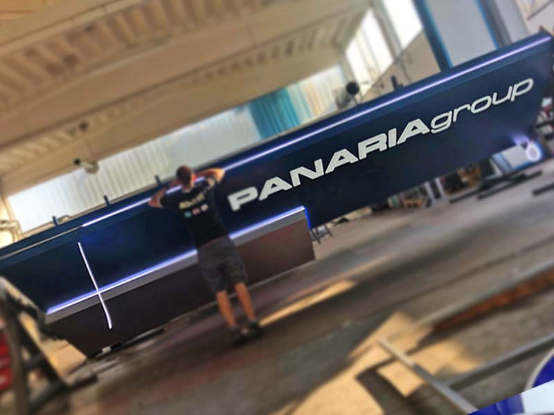 produzione totem luminoso panaria group spa sassuolo