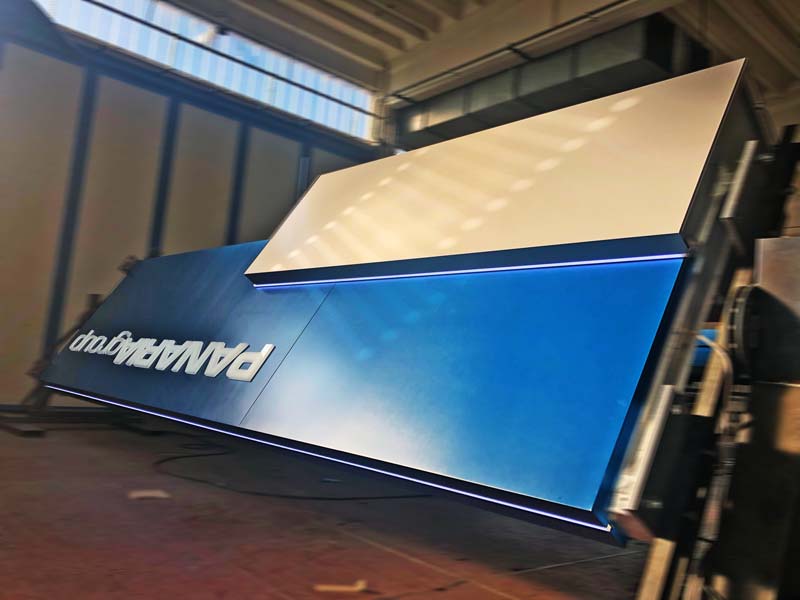 produzione totem luminoso panaria group spa sassuolo