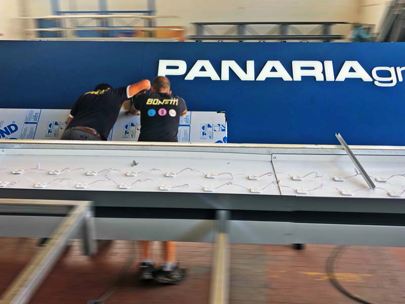 produzione totem luminoso panaria group spa sassuolo