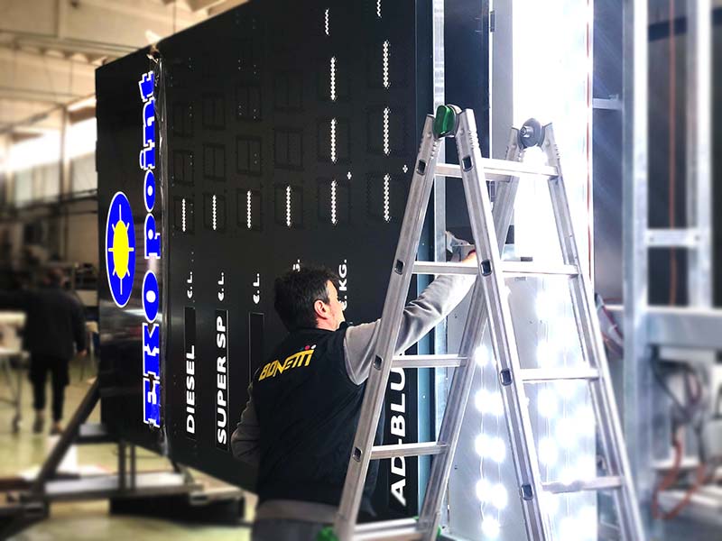 produzione totem luminoso per carburanti eko point milano