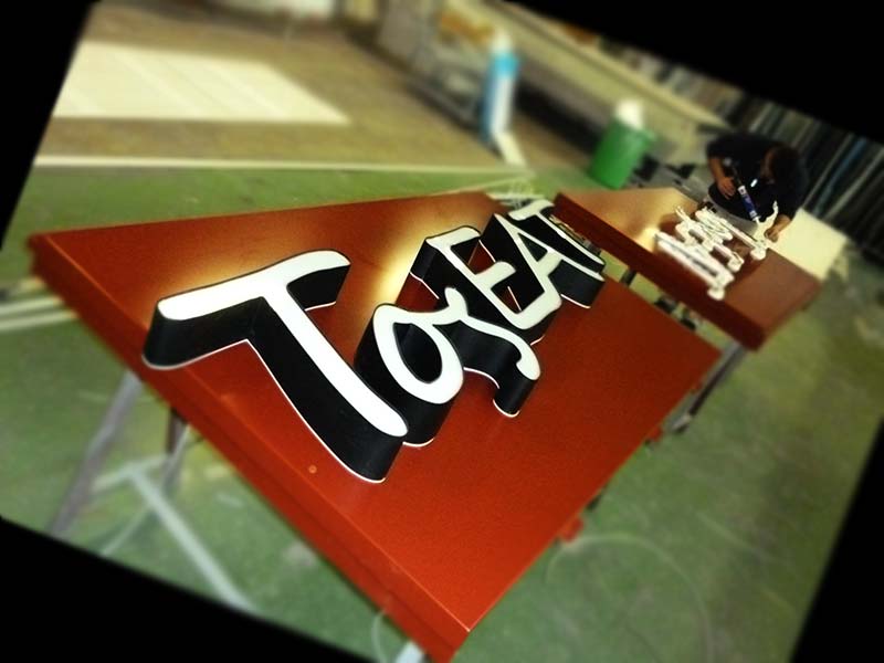 produzione totem luminoso toseat pegognaga