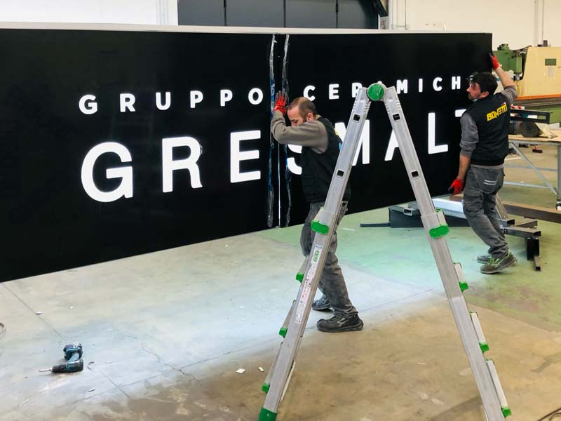 produzione totem luminoso trifacciale gresmalt spa sassuolo