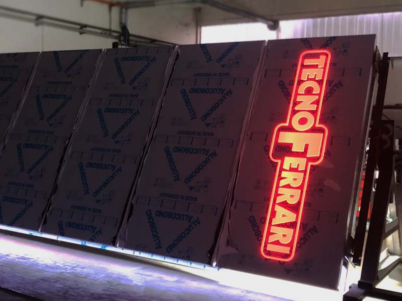 produzione totem modulare in alucobond tecnoferrari spa sassuolo