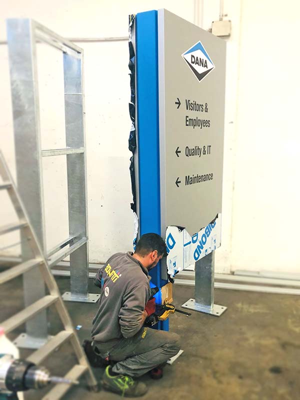 produzione totem segnaletici luminosi dana spa vercelli