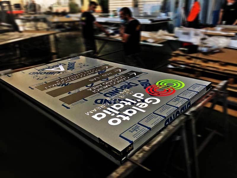 produzione totem segnaletico luminoso gelato d'italia reggio emilia