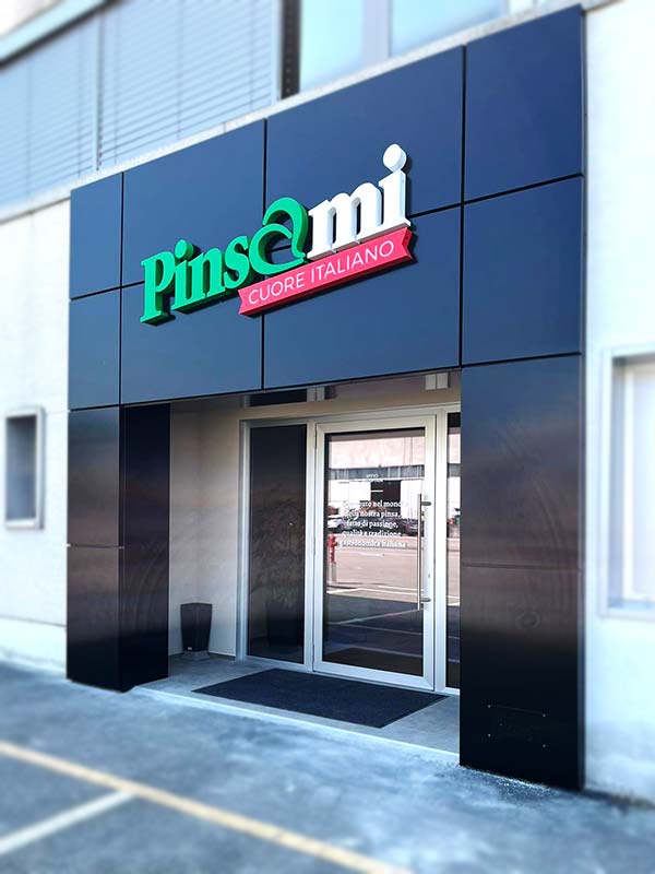 rivestimento portale con insegna luminosa scatolare pinsami reggio emilia