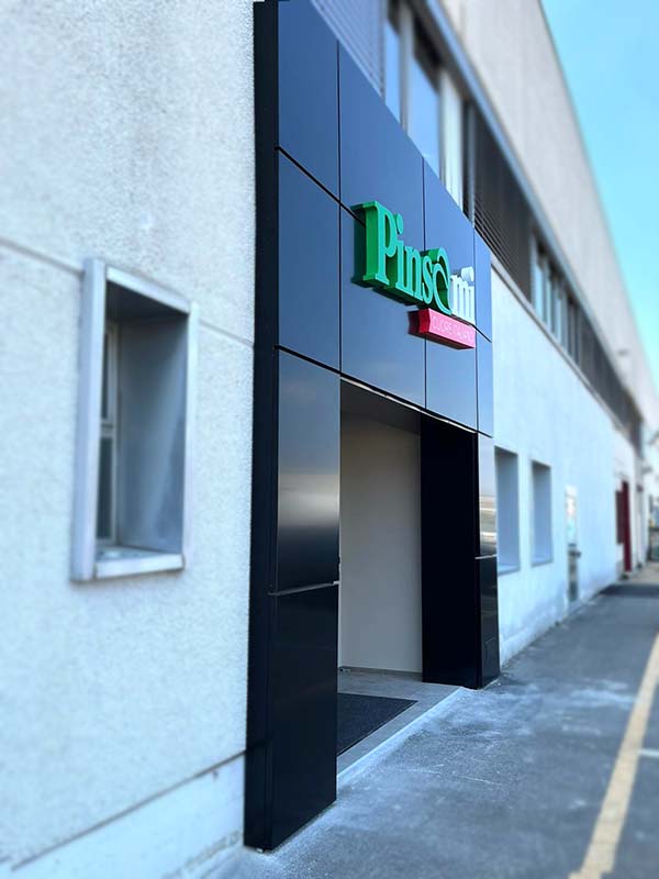 rivestimento portale con insegna luminosa scatolare pinsami reggio emilia