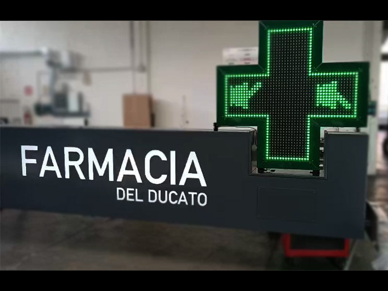 totem a led con croce farmacia del ducato parma