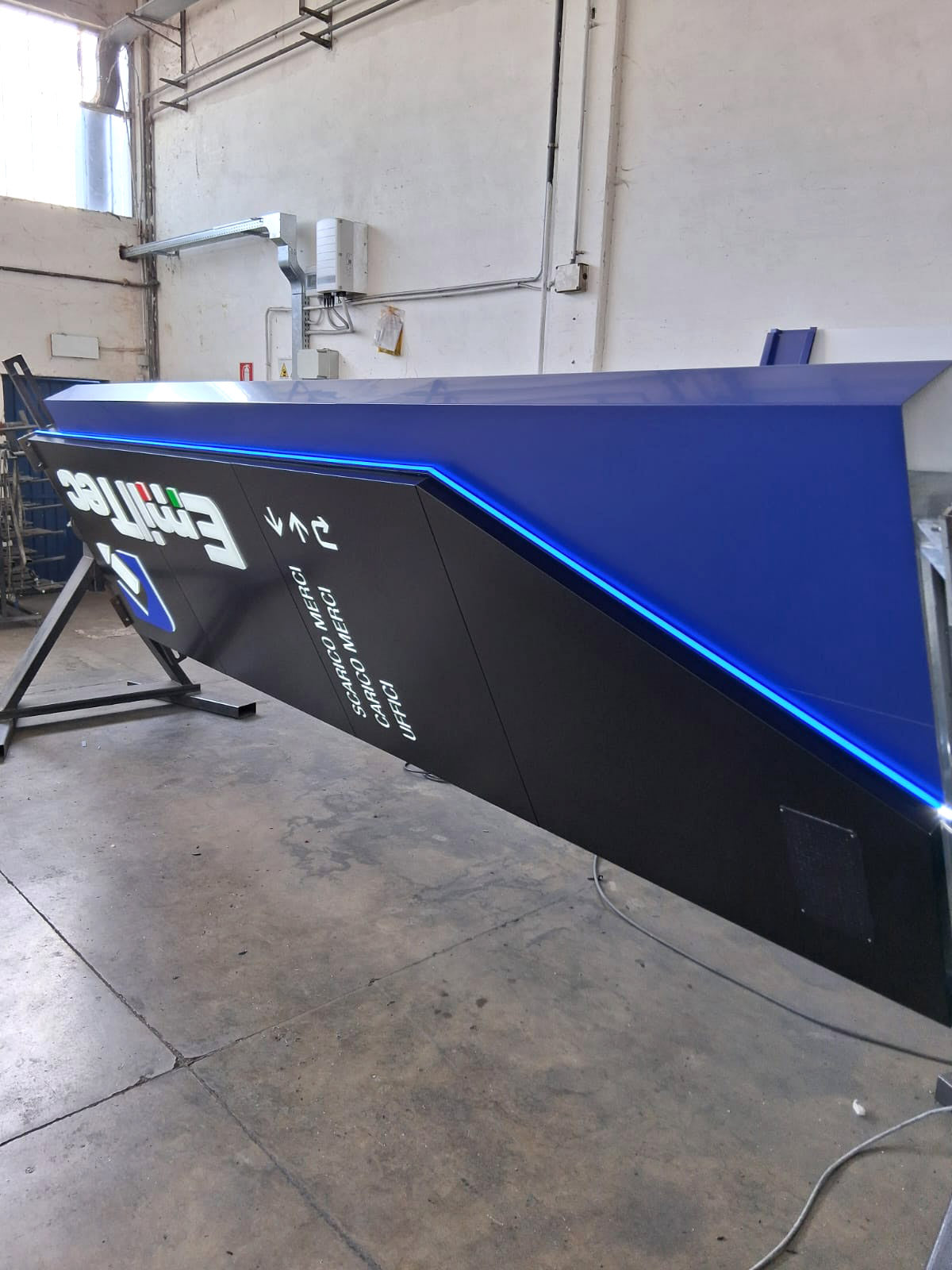 Emiltec, Reggio Emilia  - Totem aziendale luminoso design modello Kite